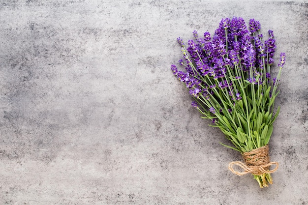 Fiori di lavanda, bouquet su fondo rustico, sovraccarico.