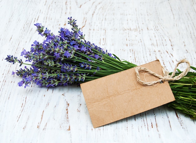 Fiori di lavanda con etichetta