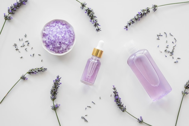 Fiori di lavanda e bottiglia di petali con profumo