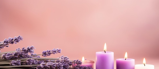 fiori di lavanda e candele con spazio copia su sfondo rosa isolato