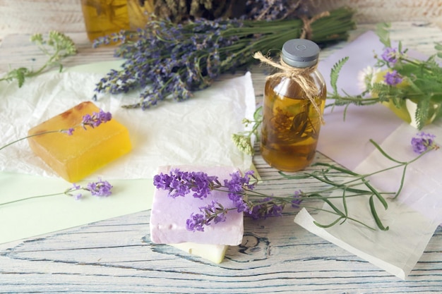 Fiori di lavanda, sapone, oli e tinture, su fondo di legno, ingredienti naturali