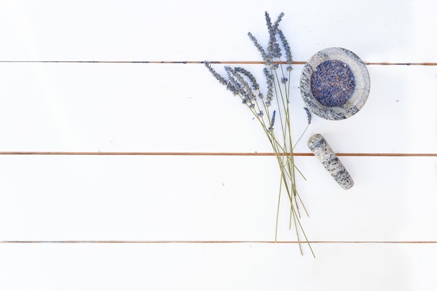 Fiori di lavanda secchi su tavola di legno bianca