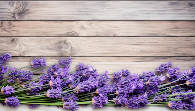 Fiori di lavanda su sfondo di legno Vista dall'alto con spazio per la copia