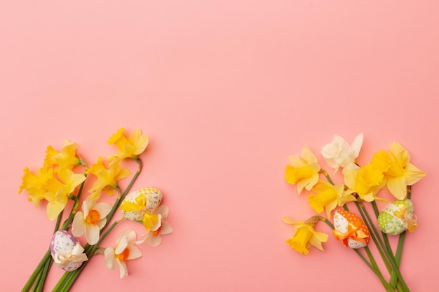 Fiori di narciso gialli e bianchi su sfondo rosa Sfondo di fiori di primavera