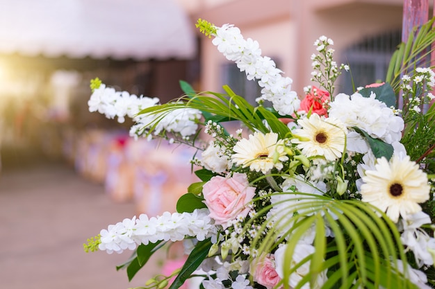 Fiori di nozze Bouquet di rose fresche, fiore sfondo luminoso rosa rossa rosa