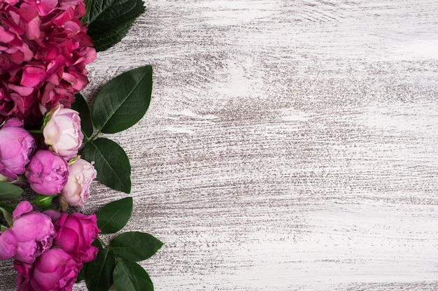 Fiori di ortensie rosse e rose rosa