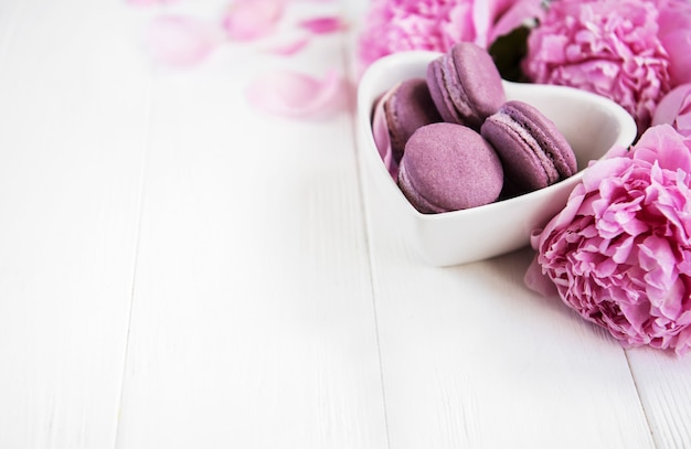 Fiori di peonia rosa con macarons