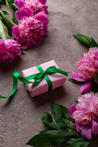 Fiori di peonia rosa e confezione regalo