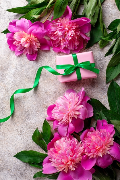 Fiori di peonia rosa e confezione regalo