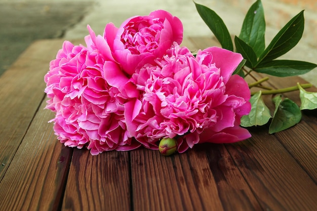 Fiori di peonie su sfondo di legno festa della mamma