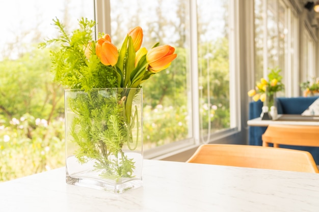 Fiori di plastica in vaso