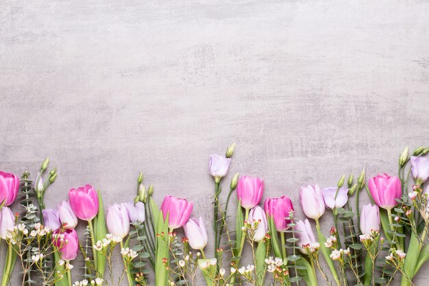 Fiori di primavera, biglietto di auguri di San Valentino, fiori di colore pastello su sfondo grigio.