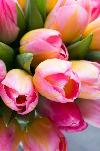 Fiori di primavera. Bouquet di tulipani sul tavolo bokeh
