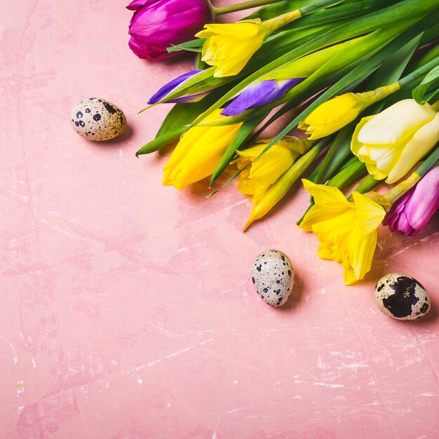 Fiori di primavera e uova di Pasqua