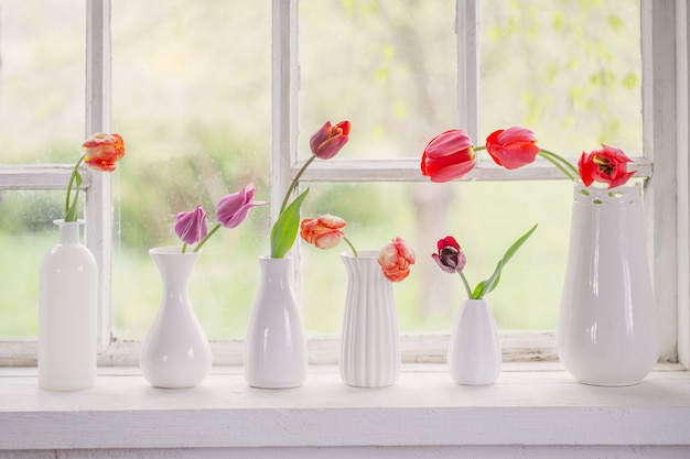 Fiori di Primavera in vaso bianco sulla vecchia finestra