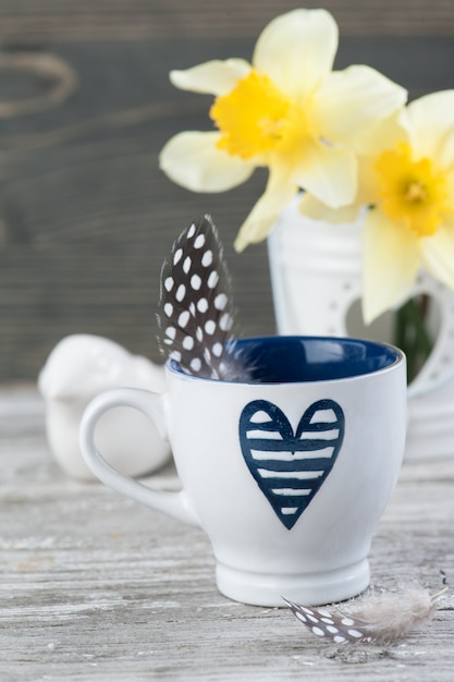 Fiori di primavera in vaso sul tavolo di legno