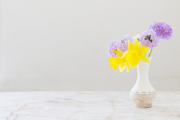 Fiori di Primavera in vaso sul tavolo di marmo