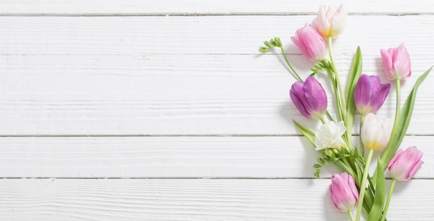 Fiori di primavera su legno bianco