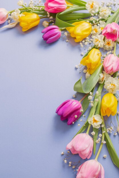 Fiori di primavera su sfondo di carta blu