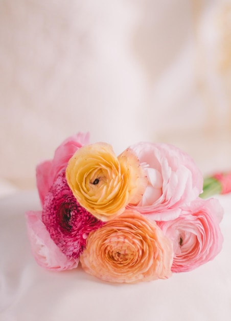 Fiori di rosa bouquet da sposa vacanza di nozze e concetto in stile giardino floreale