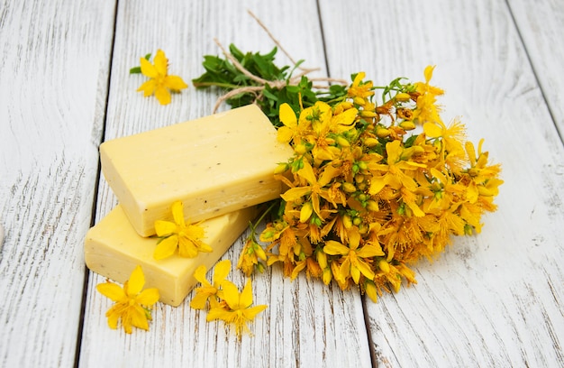 Fiori di San Giovanni e sapone