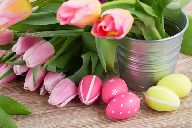 Fiori di tulipano rosa con uova di Pasqua rosa anf verde