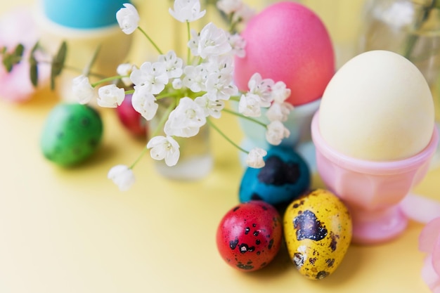 Fiori di uova di Pasqua su sfondo giallo