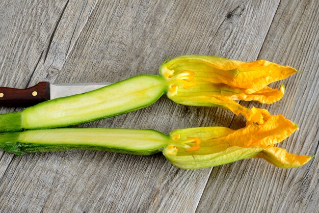 Fiori di zucchine tagliati a dadini sulla tavola di legno