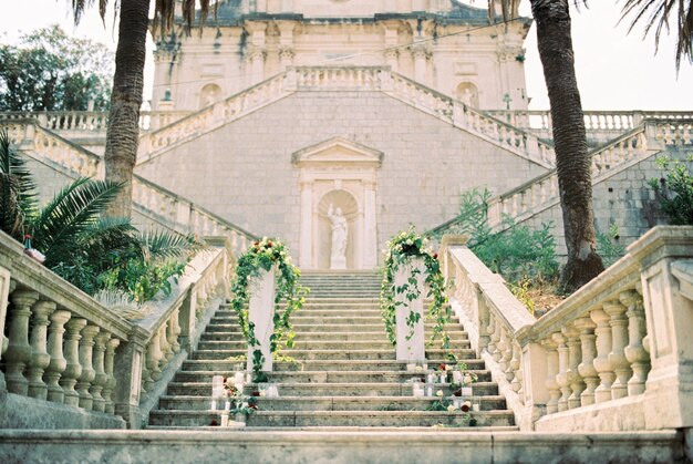 Fiori e candele stanno sui gradini della Chiesa della Natività della Vergine a Prcanj