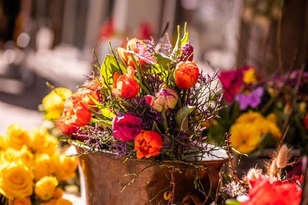 Fiori e piantine differenti vicino al concetto di pasqua di tempo primaverile dell'entrata del negozio di fiori del fiorista