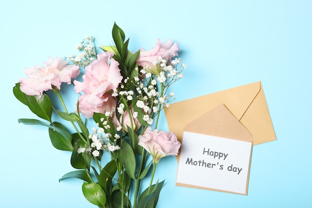 Fiori e regali sul tavolo marzo concetto festa della mamma festa della donna