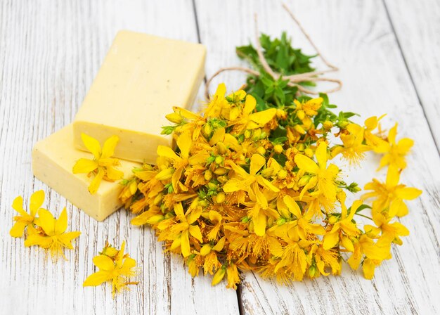 Fiori e sapone di erba di San Giovanni