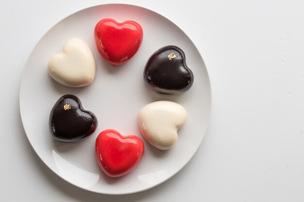 Fiori e torta a forma di cuore in stile piatto