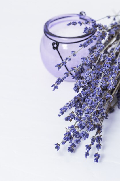 Fiori e vaso della lavanda con sale marino