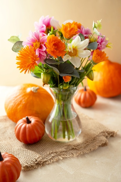 Fiori e zucche autunnali, sfondo autunnale caldo