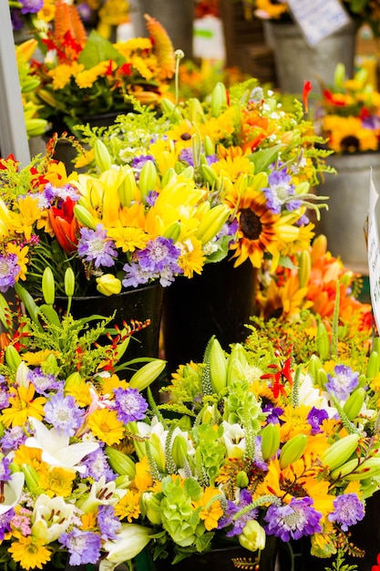 Fiori estivi al mercato contadino locale.