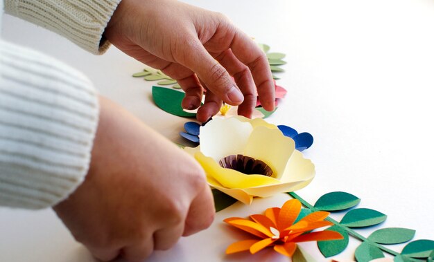 Fiori fatti a mano Papercraft Art Holding Hand