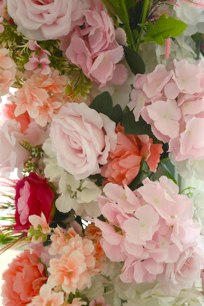 Fiori finti decorano l'interno di un hotel