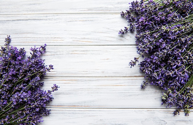 Fiori freschi di bouquet di lavanda su superficie di legno bianca