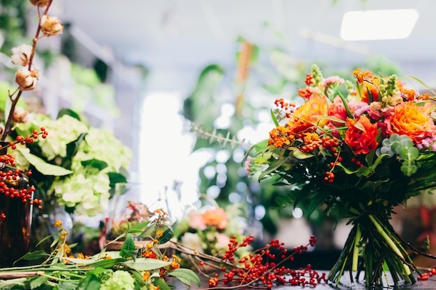 Fiori freschi e piante nel negozio di fiori