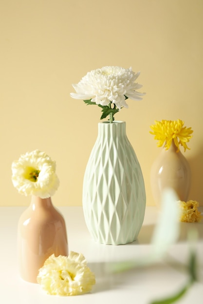 Fiori freschi in un vaso su uno sfondo chiaro