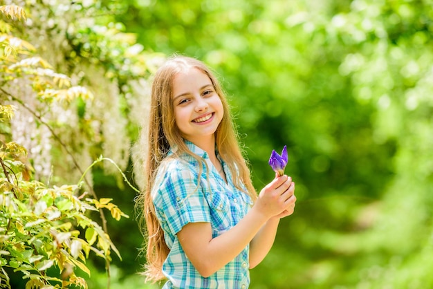 Fiori freschi L'estate è qui Bambino tenere fiori Ragazza carina adorabile adolescente natura sfondo Fiore giardino estivo Giornata estiva soleggiata nella natura Passeggiate nel parco verde Raccogliere fiori nel campo