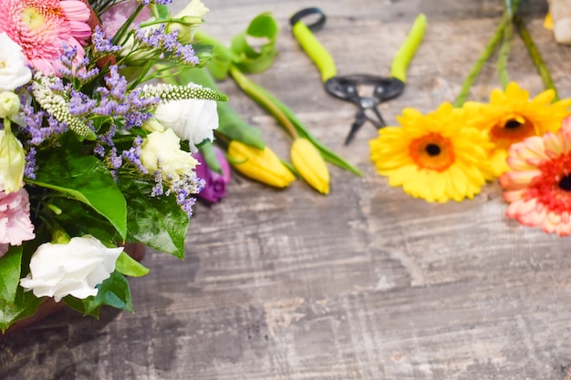 Fiori freschi su un grigio