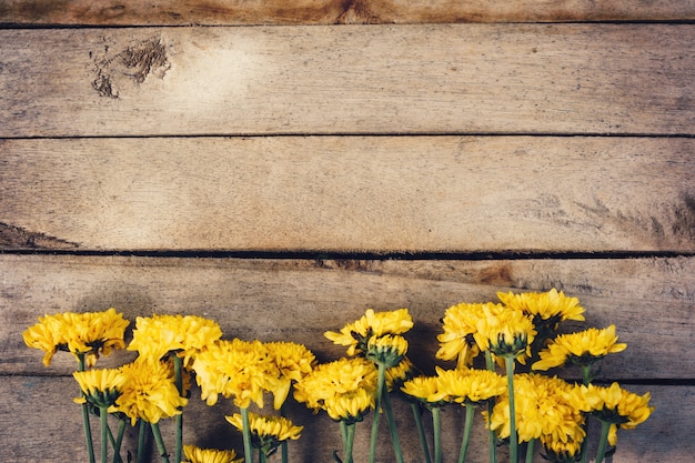 Fiori gialli di bouquet, vista dall'alto su texture di sfondo in legno con spazio di copia