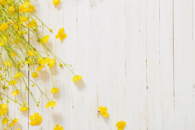 Fiori gialli su fondo in legno