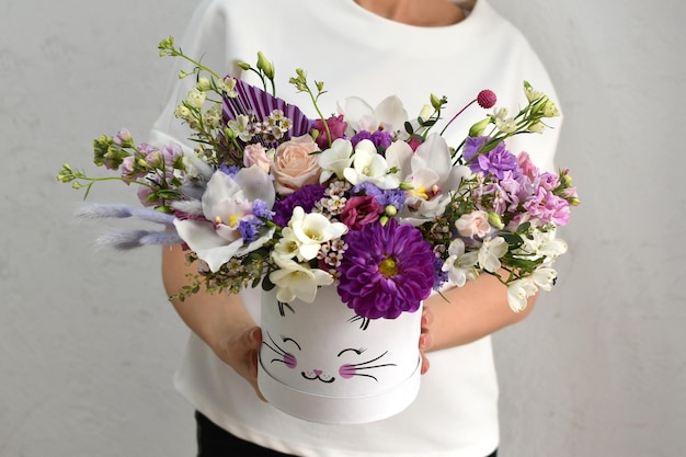 Fiori in cappelliera donna con un mazzo di fiori catalogo online della composizione vegetale del negozio di consegna fiori