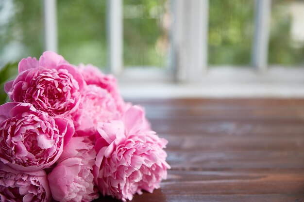 Fiori in primo piano su una superficie di legno. Un posto per un prodotto o un testo