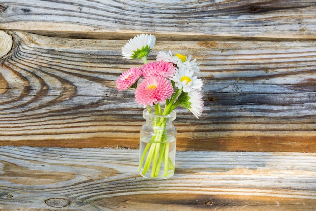 Fiori in un barattolo di vetro