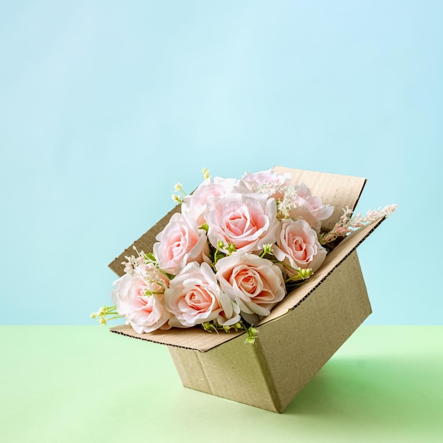 Fiori in una scatola di cartone per la consegna o congratulazioni di matrimonio o come regalo o sorpresa