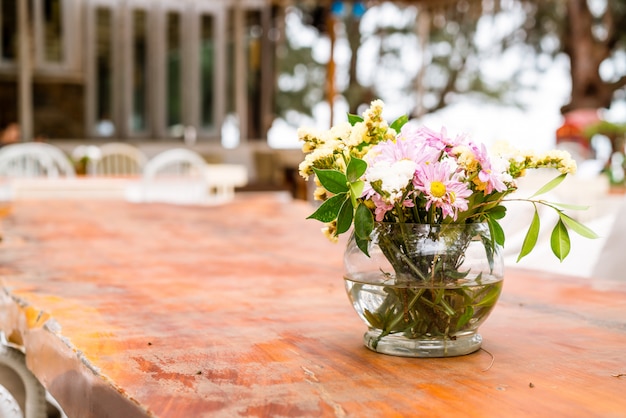 fiori in vaso decorazione sul tavolo